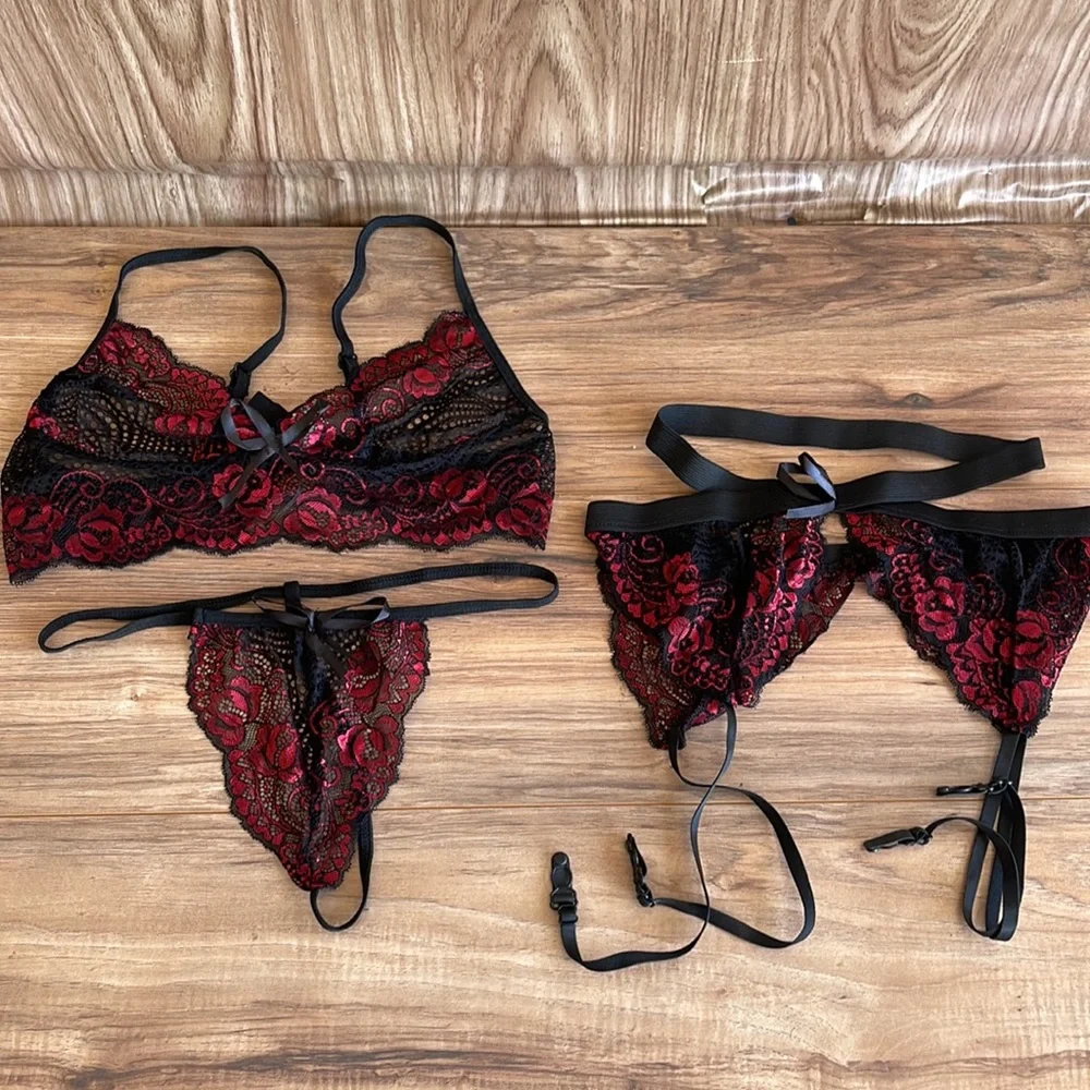 New without tags Elegant Lace Lingerie Set - Black and Red small